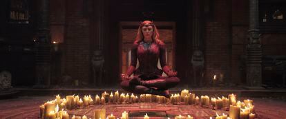 Elizabeth Olsen como la Bruja Escarlata en 'Doctor Strange en el multiverso de la locura'.