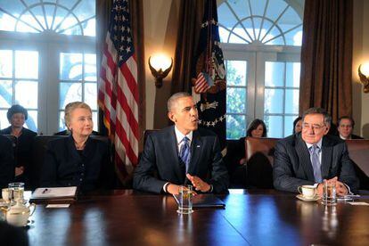 Barack Obama, flanqueado por Hillary Clinton (a su derecha) y Leon Panetta (a su izquierda) en una reuni&oacute;n de gobierno en la Casa Blanca. 