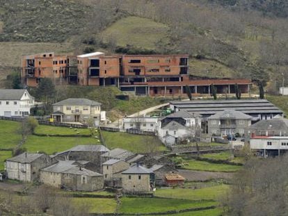 Aldea de Celeiros, con el asilo inacabado al fondo, dominada por el Macizo Central. 