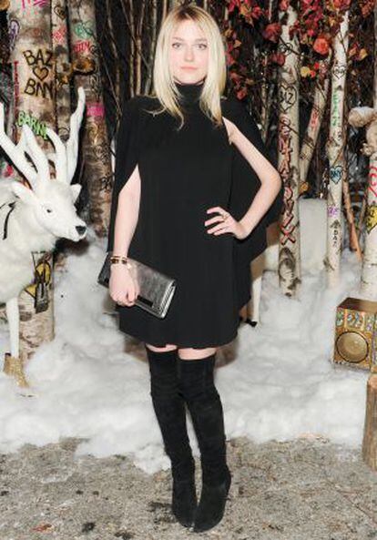 La actriz Dakota Fanning en la inauguración de la vitrina de Barneys en Nueva York.