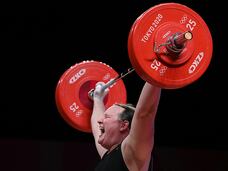 Laurel Hubbard, durante la competición de +87 kilos en el International Forum de Tokio.