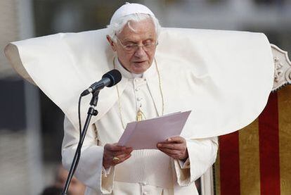 El Papa Benedicto XVI se dirige a los fieles a su llegada a La Valetta.