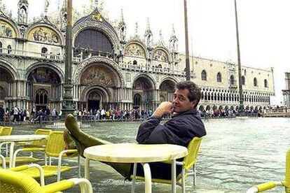 Imágenes de la plaza de San Marcos de Venecia (arriba e izquierda) durante las inundaciones.