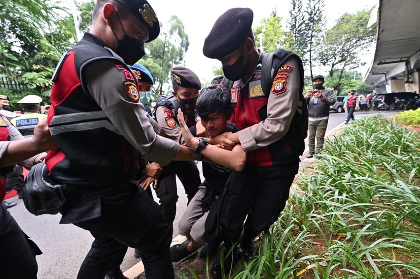 Indonesia. Un hombre es arrestado durante una protesta en Yakarta contra la subida de precios y el aplazamiento de las elecciones presidenciales en abril de 2022.