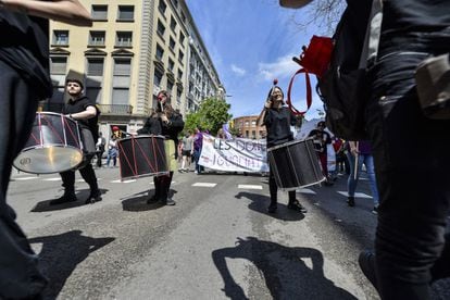 Pancarta reivindicativa pidiendo la igualdad salarial de las mujeres en la marcha de Girona.