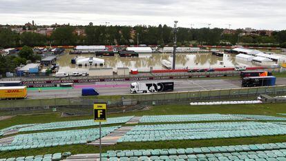 Una vista general del 'paddock' inundado del circuito de carreras Enzo e Dino Ferrari de Imola, este jueves. 