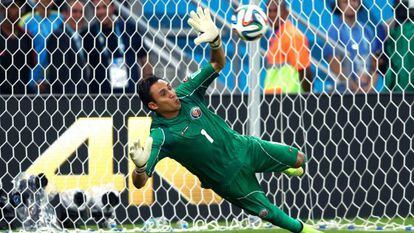 Keylor Navas para el penalti de Gekas.