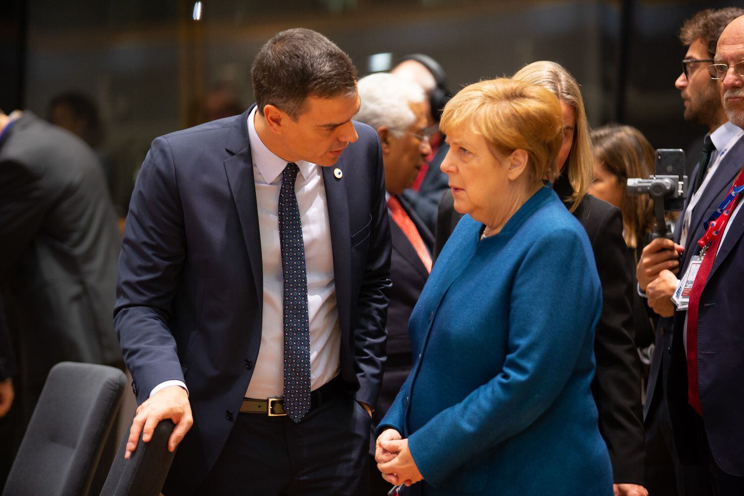 El presidente del Gobierno español, Pedro Sánchez, habla con la canciller alemana, Angela Merkel, en la cumbre de líderes de la UE el pasado octubre.
