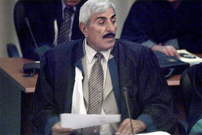 El letrado Saadun Ansar Nazif al Yenabi, fotografiado ayer durante la primera sesión del juicio a Sadam.
