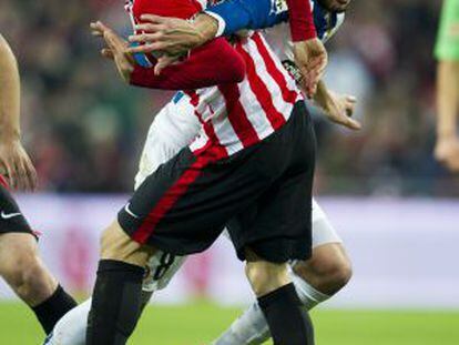 Etxeita defiende a Stuani, del Espanyol, durante un partido con el Athletic