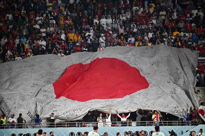Bandera gigante de Japón extendida en las gradas del estadio Khalifa International de Doha (Qatar) antes del partido frente a España. 