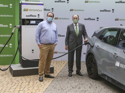 Ignacio Galán, presidente de Iberdrola, y Enric Asunción, CEO de Wallbox, con un Supernova cargando un Cupra Born de Seat.