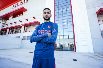 En-Nesyri posa en el estadio Jesús Navas en una imagen del Sevilla.