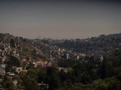 Vista de Ciudad de México desde Santa Fe el viernes 23 de febrero de 2024, durante una contingencia ambiental Fase 1 declarada por las autoridades.