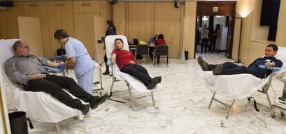 Desde la izquierda, el peneuvista Joseba Egibar y los parlamentarios de Sortu Dani Maeztu y Hasier Arraiz, durante la donación de sangre este jueves en el Parlamento.