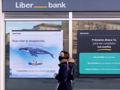 Fachada de una sucursal de Liberbank en Málaga. 