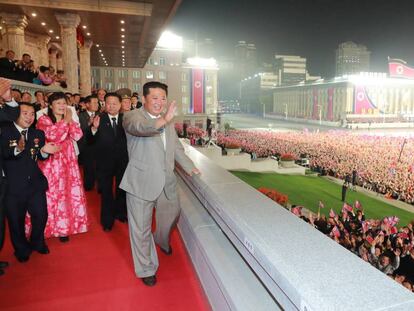 El líder de Corea del Norte, Kim Jong-un, durante el desfile.