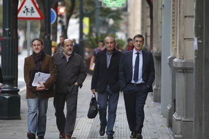 De izquierda a derecha, los dirigentes del PSE Alfonso Gil, Txarli Prieto, Iñaki Arriola y Patxi López se dirigen a la reunión de la ejecutiva del partido, el pasado lunes en Bilbao.