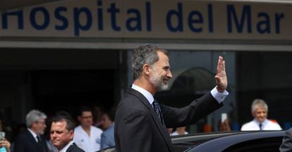 Felipe VI saluda a su salida del Hospital del Mar de Barcelona