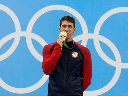 Michael Phelps, con su medalla de oro por los 200 metros combinados.