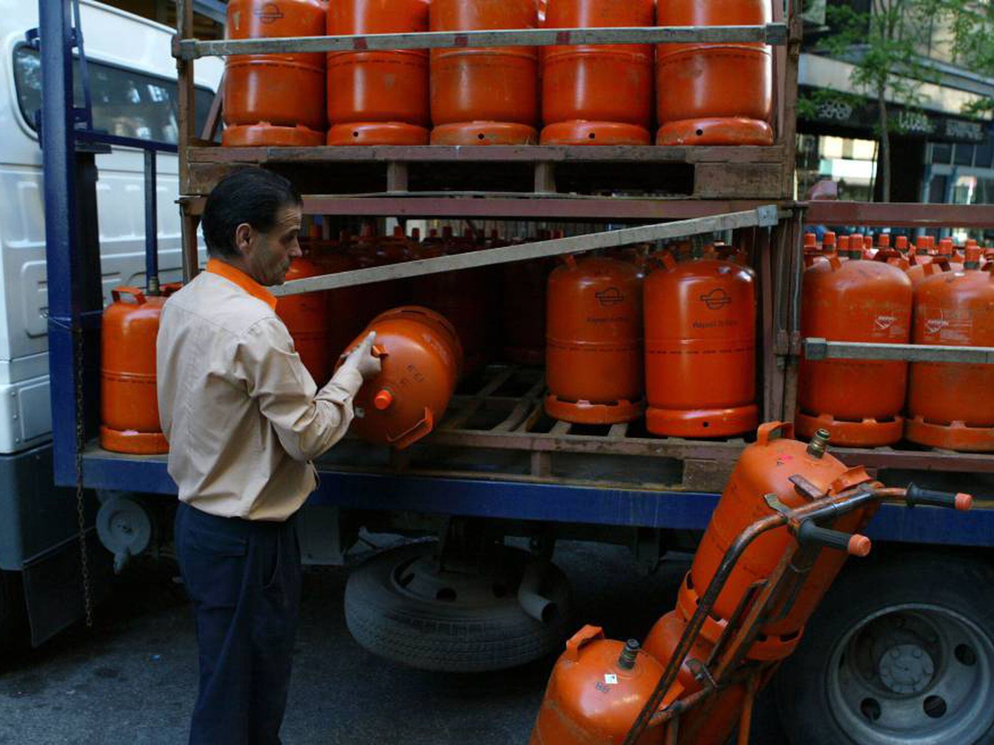 La bombona de butano costará a partir de esta semana un 32% menos que hace  un año