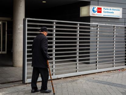 Un hombre pasa por delante del Punto de Atención Continuada de Paseo Imperial, en el distrito de Arganzuela de la ciudad de Madrid.