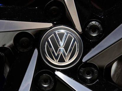 Logo de Volkswagen en un VW Passat GTE