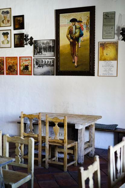 Un detalle de la taberna, decorada con portadas de viejas revistas taurinas, retratos de matadores y fotos antiguas del pueblo.