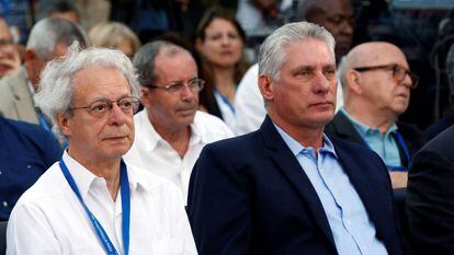 El presidente cubano Miguel Diaz-Canel (derecha) asiste a la inauguración de la 28° Feria Internacional del Libro de La Habana.