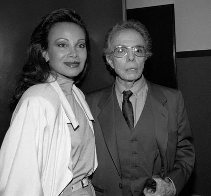Pertegaz junto a la actriz y cantante Paloma San Basilio tras un programa de televisión en Barcelona en 1989.