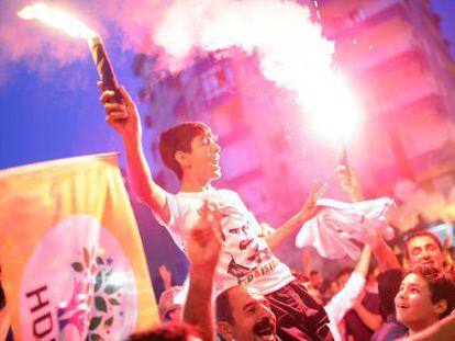 Un joven seguidor kurdo celebra con una bengala en las calles de Diyarbakir el buen resultado del HDP.
