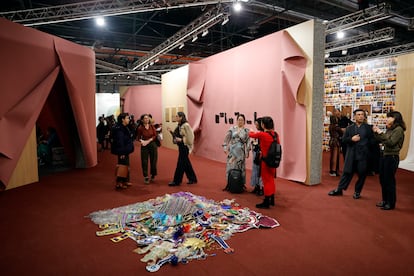 'Trini to the Bone II', de Emilia Azcárate, ubicada en la Sección Caribe, este miércoles durante la inauguración.