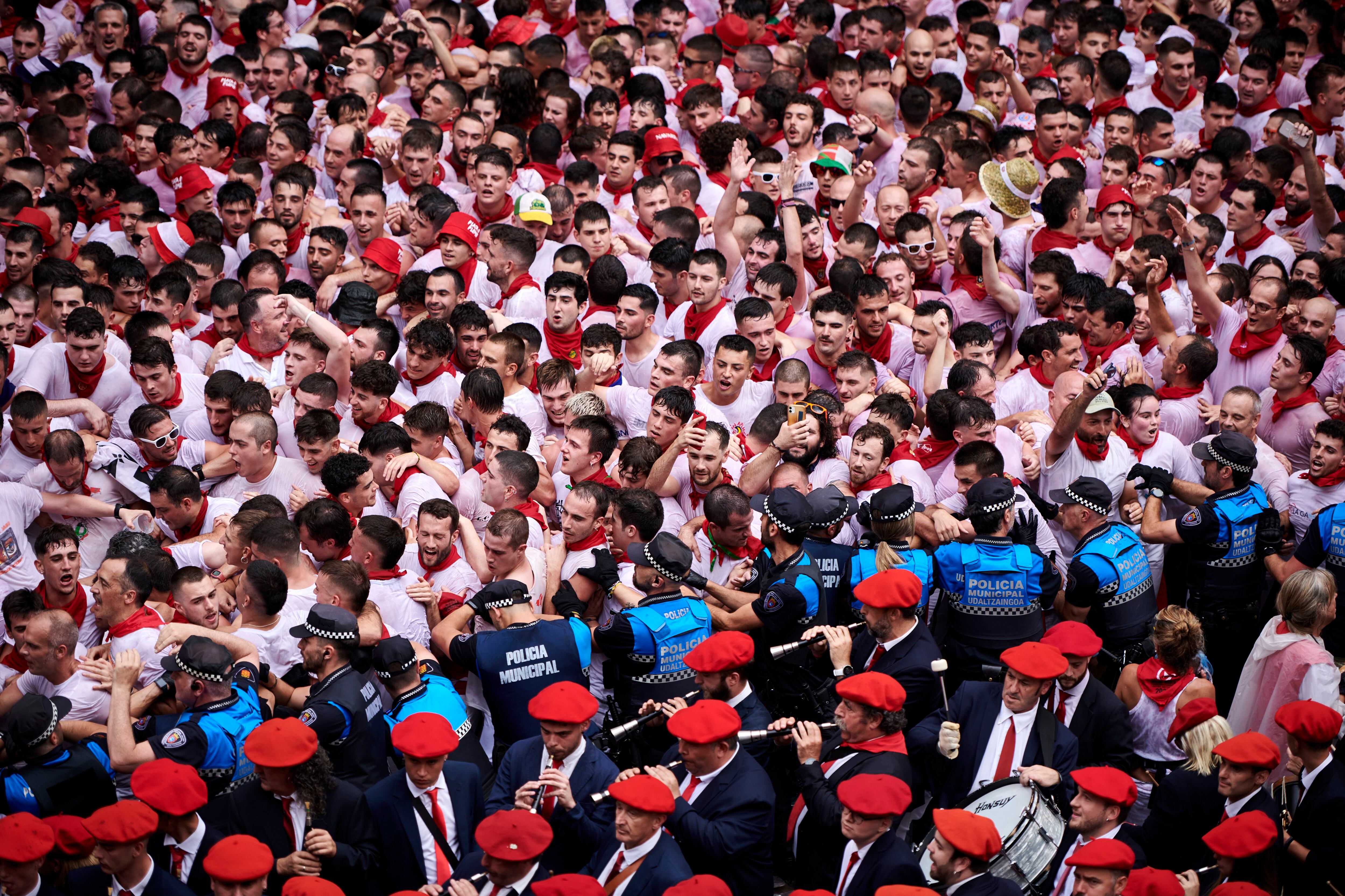 Miles de personas celebran el Chupinazo de San Fermín, que da comienzo a las fiestas de Pamplona. 