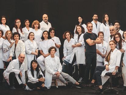 El equipo de costura, casi al completo, posa junto a Josep Font en su estudio de Madrid.