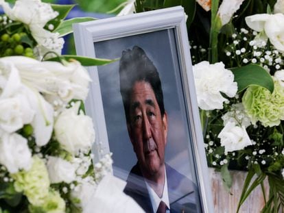 Imagen de asesinado exprimer ministro Shinzo Abe en la sede del Partido Liberal japonés.