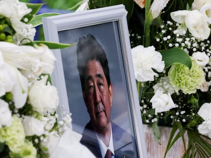 Imagen de asesinado exprimer ministro Shinzo Abe en la sede del Partido Liberal japonés.