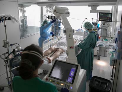 Una mujer enferma de covid es atendida en la UCI del Hospital de Bellvitge, en Hospitalet de Llobregat (Barcelona), en febrero de 2021.
