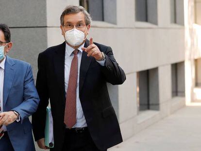A la derecha, el ex consejero delegado de Dia, Ricardo Currás, acude a la Audiencia Nacional acompañado de su abogado.