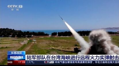 China lanza un misil como parte de sus maniobras militares.