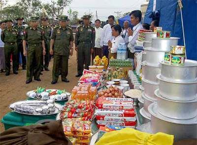 Varios miembros de la Junta Militar que gobierna el general Tan Shwe