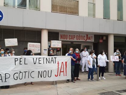 Profesionales sanitarios y vecinos exigen ampliar el CAP del barrio Gòtic de Barcelona.