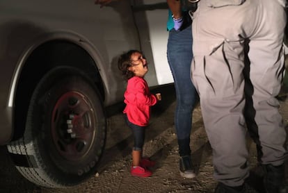Una niña hondureña llora en abril de 2019 mientras una agente de la Patrulla Fronteriza inspecciona a su madre. La foto, que se volvió un emblema de las políticas migratorias de Trump, fue tomada en la zona de McAllen.
