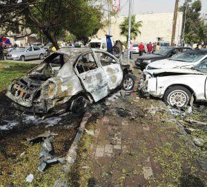 Los restos de un vehículo alcanzado por el atentado cometido este domingo en el barrio cristiano damasceno de Bab Touma.