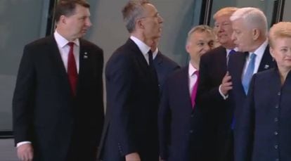 Trump empuja al primer ministro de Montenegro en la cumbre de la OTAN en Brusela el pasado mes de mayo.
