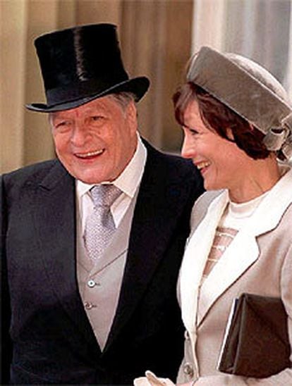 John Paul Getty y su esposa, tras ser condecorado por Isabel II.