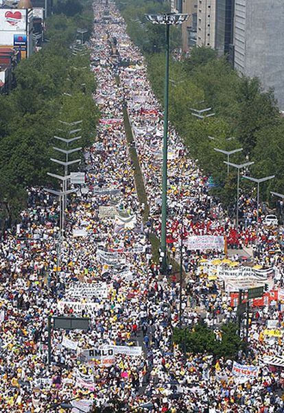 Cientos de miles de personas marchan por la avenida de la Reforma de la capital mexicana en apoyo del alcalde.