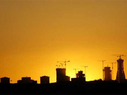 Silueta de Madrid al atardecer, con las cuatro torres en construcción del paseo de la Castellana.