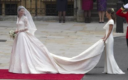 Kate Middleton, seguida por su hermana Pippa, el d&iacute;a de su boda con el pr&iacute;ncipe Guillermo, en mayo de 2011.