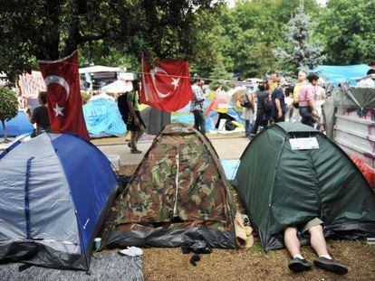 Tiendas de campa&ntilde;a de los j&oacute;venes que ocupan el parque Gezi en Estambul, hoy.