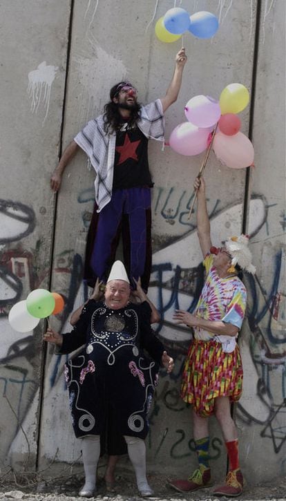 El humorista Leo Bassi, el activista norteamericano Patch Adams y el payado Iván Prado ponen sonrisas en territorio palestino, junto al muro de separación que divide Jerusalén de Cisjordania.